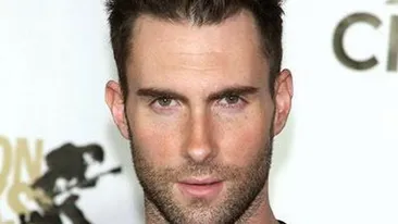 Adam Levine, solistul trupei Maroon 5, s-a logodit cu modelul Victoria's Secret Behati Prinsloo