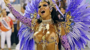 Incendiar de sexy! Edy Stancu si Willmark isi dezbraca dansatoarele ca la Rio de Janeiro!