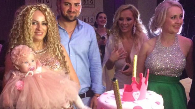 După ce i s-a văzut burtica la botezul fiicei sale, SÂNZIANA BURUIANĂ a făcut anunţul! Blonda a dat cărţile pe faţă