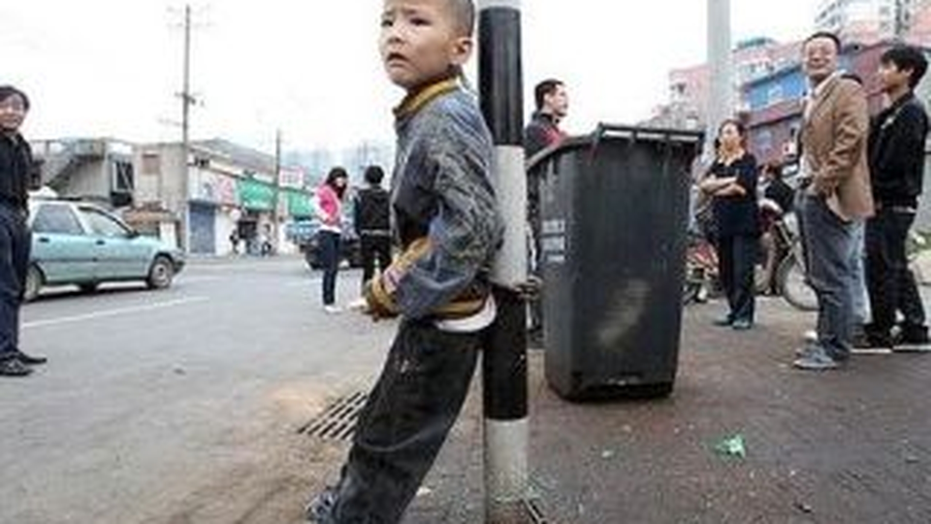 Un chinez si-a scos la licitatie fiul de opt ani, oferindu-l ca sclav!