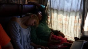 Aventura vieţii ei! Cine e vedeta care a adormit pe o cambodgiană într-un autobuz prăfuit?