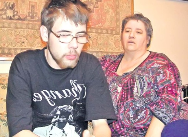 Băiatul lui Florin Busuioc alături de mama sa, Marieta, prima soție a prezentatorului TV. Sursa foto: unica.ro