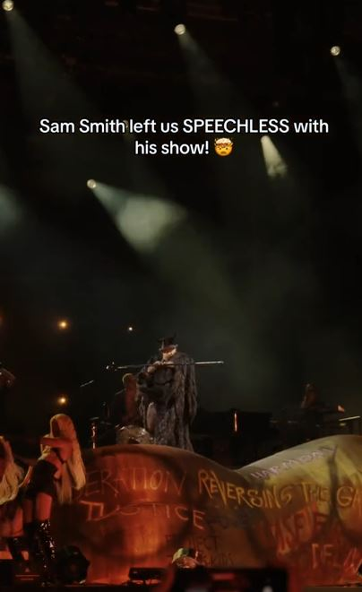 Sam Smith a schimbat ținutele vestimentare, pe scena de la Untold / sursă foto: captură video