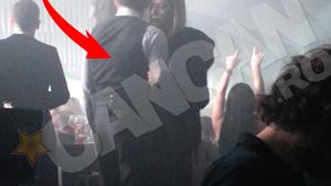 Adrian Cristea a facut ravagii in club! O blonda l-a pipait pe ringul de dans, apoi o bruneta pofticioasa l-a "atacat" la baie