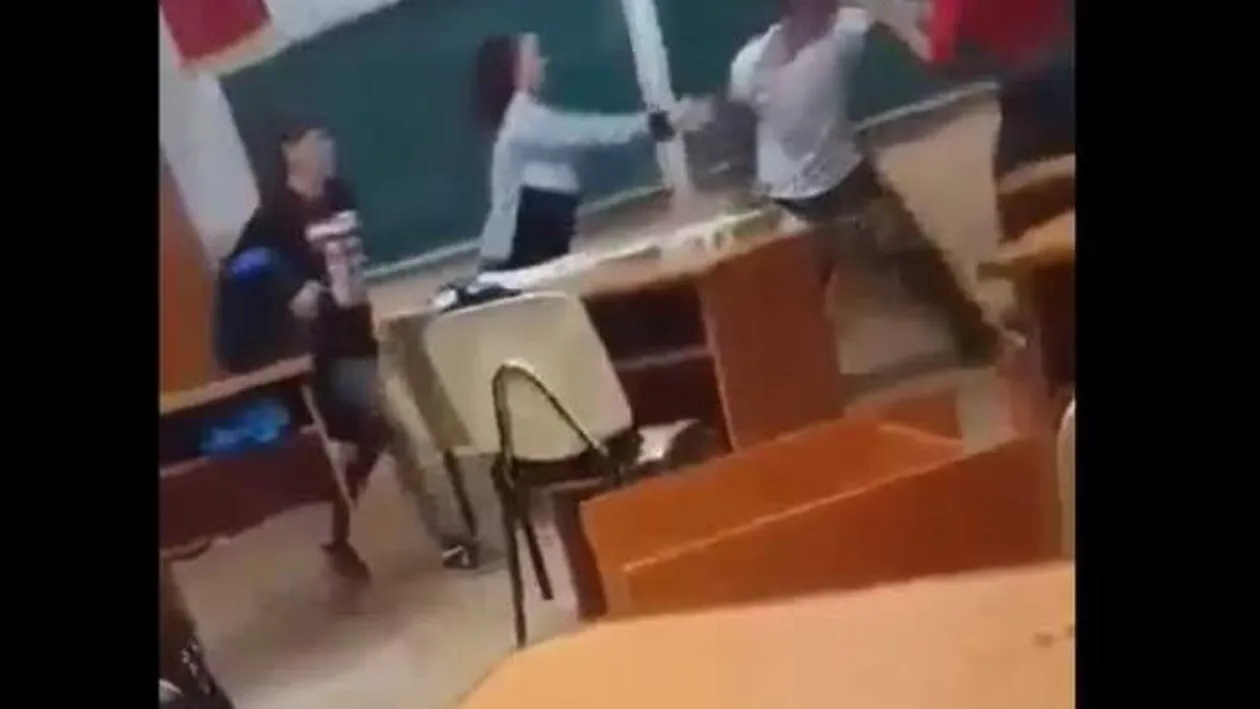 Doi elevi din Botoșani și-au împărțit pumni și picioare în fața clasei: ”Imediat am anunțat Poliția!”