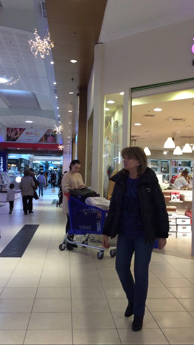 Maria Băsescu a fost într-un hipermarket pentru a căuta cadouri