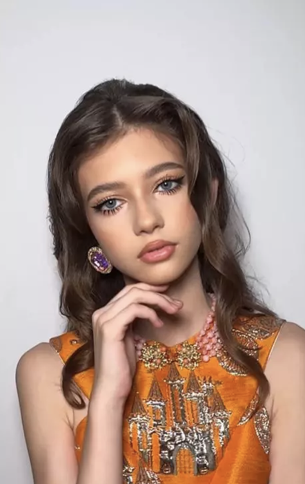 Mikaela, fiica Iuliei şi Mihai Albu, de o frumuseţe rară. Cum s-a îmbrăcat tânăra la banchet