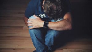 Caz inedit, în Deva! Un bărbat a fost violat de două femei, care l-au batjocorit în ultimul hal: „L-a așezat în genunchi pe...”