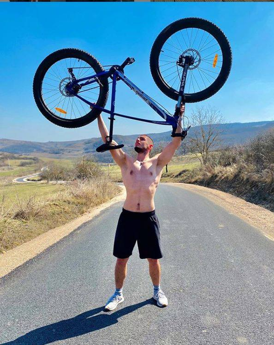 Vlad a strâns sute de mii de urmăritori pe TikTok și Instagram