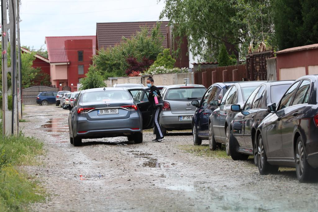 Ștefania a terminat cumpărăturile în oraș și a revenit acasă
