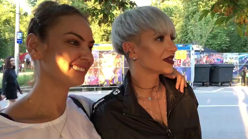 Roxana Ionescu și Giulia Anghelescu, în ultima zi de petrecere de la Untold Festival 2018