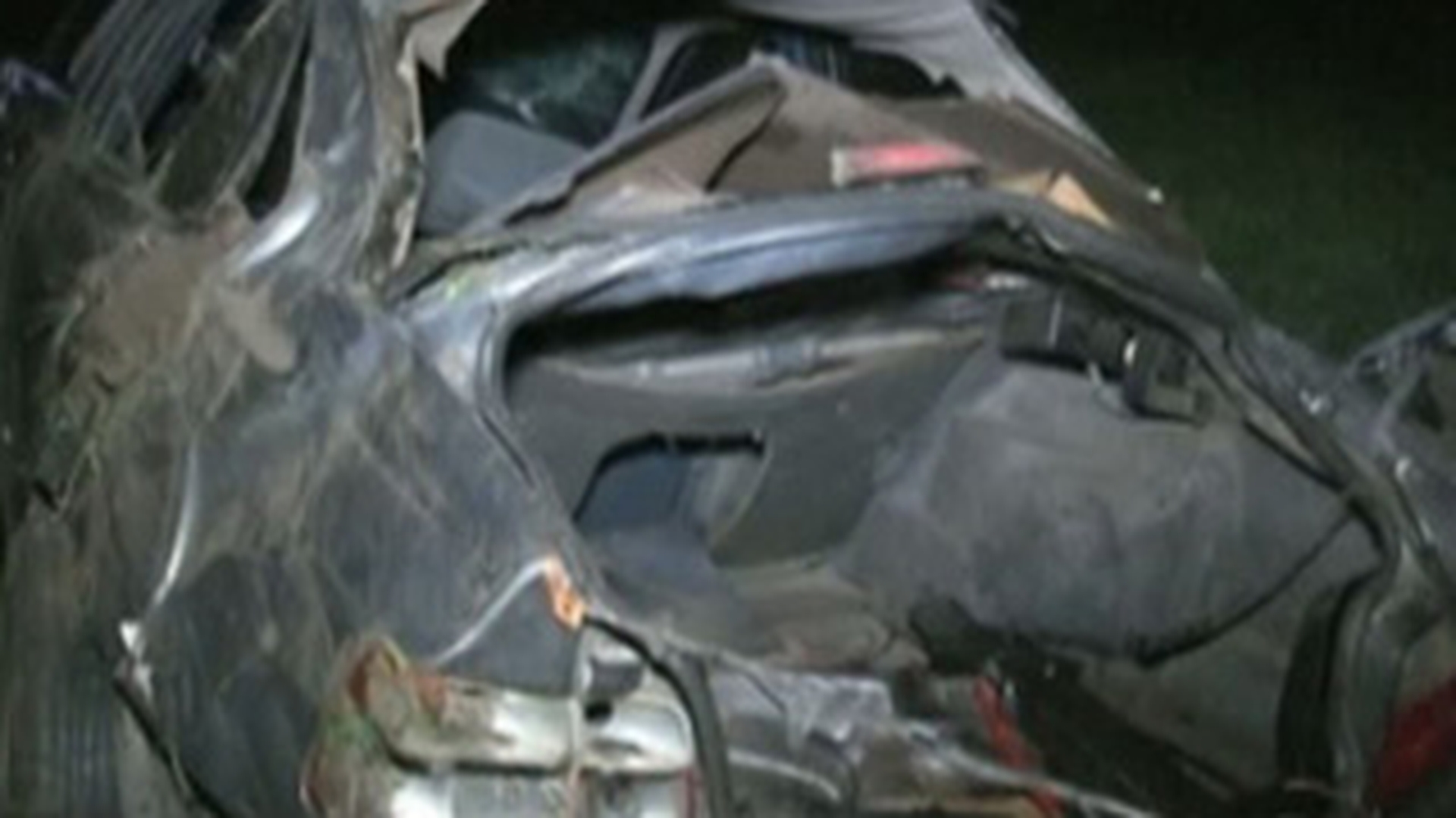 VIDEO Incredibil! Un mire beat si gelos ca i-a fost furata mireasa a plecat cu masina sa o caute, dar a facut accident si autoturismul a luat foc!