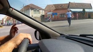 Gestul omenos făcut de un şofer pentru un poliţist aflat în mijlocul intersecţiei. ”Asta trebuia sa primească de la stat, nu de la un om obişnuit”