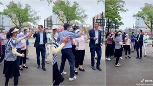 Un candidat la Primăria orașului New York s-a dat în spectacol pe ritmuri de manele. Imaginile cu dansul lui în plină stradă sunt virale| VIDEO