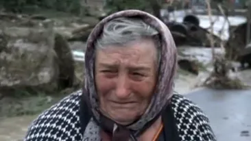 Reacția sfâșietoare a unei bătrâne din Alba care și-a văzut casa luată de ape