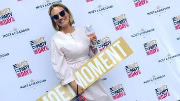 ANDREEA ESCA, în costum de baie la piscină! Rar o vezi în asemenea ipostaze