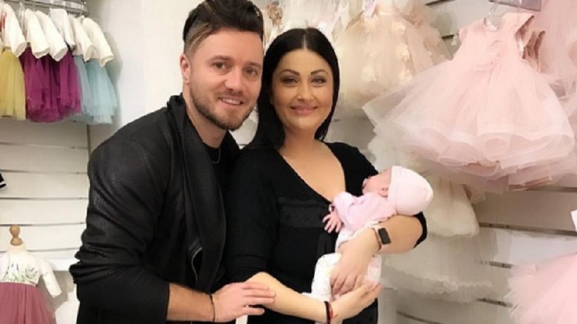 Prima ieşire la mall cu părinţii. Gabriela Clonda şi Tavi Clonda s-au asortat din cap până în picioare. Cum au îmbrăcat-o pe Victoria: „OMG, ce frumoşi sunteţi!”