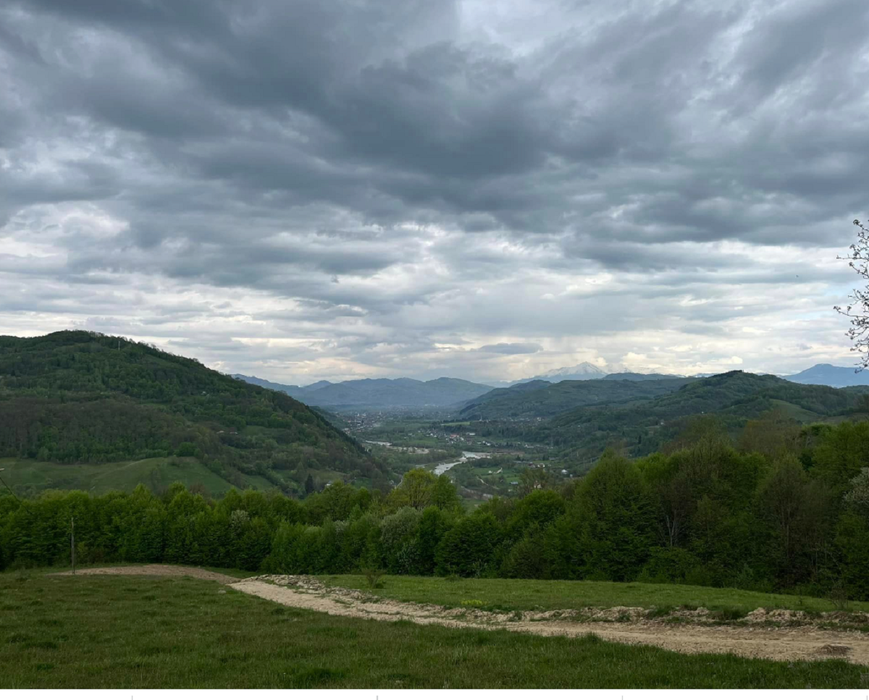 Și-au găsit fericirea după ce au părăsit Bucureștiul și s-au mutat în vârful unui deal din Maramureș. Povestea unei familii cu 4 copii care s-a regăsit într-un loc parcă atins de Dumnezeu