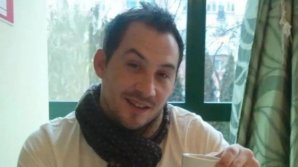 Atitudine indoielnica a lui Stefan Stan! Cand toti il cred in spital, el isi face de cap cu o bruneta prin Militari!