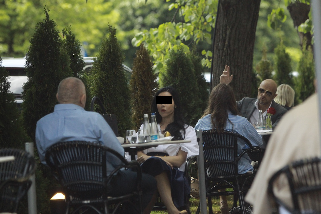 “Regele Betoanelor”, așa cum a fost supranumit milionarul din Cluj-Napoca, s-a bucurat de compania unei brunete respectabile la terasa unui restaurant de fițe din Capitală © CANCAN.RO