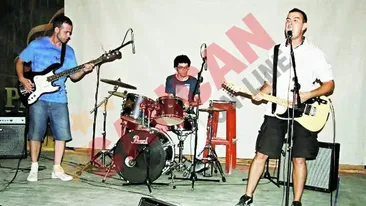 Trupa scriitorilor canta pe o donatie de un leu