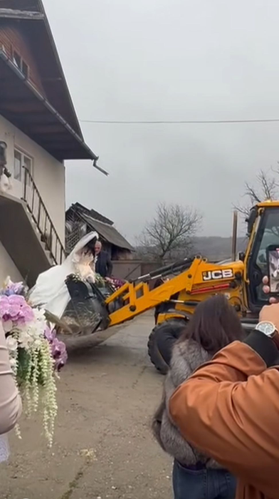 Nu e un banc! Cum au fost scoasă din casă această mireasă, în ziua nunții