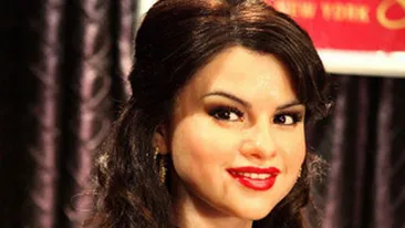 Uite ce statuie nereusita are Selena Gomez! Cantareata a fost imbatranita cu ani buni!