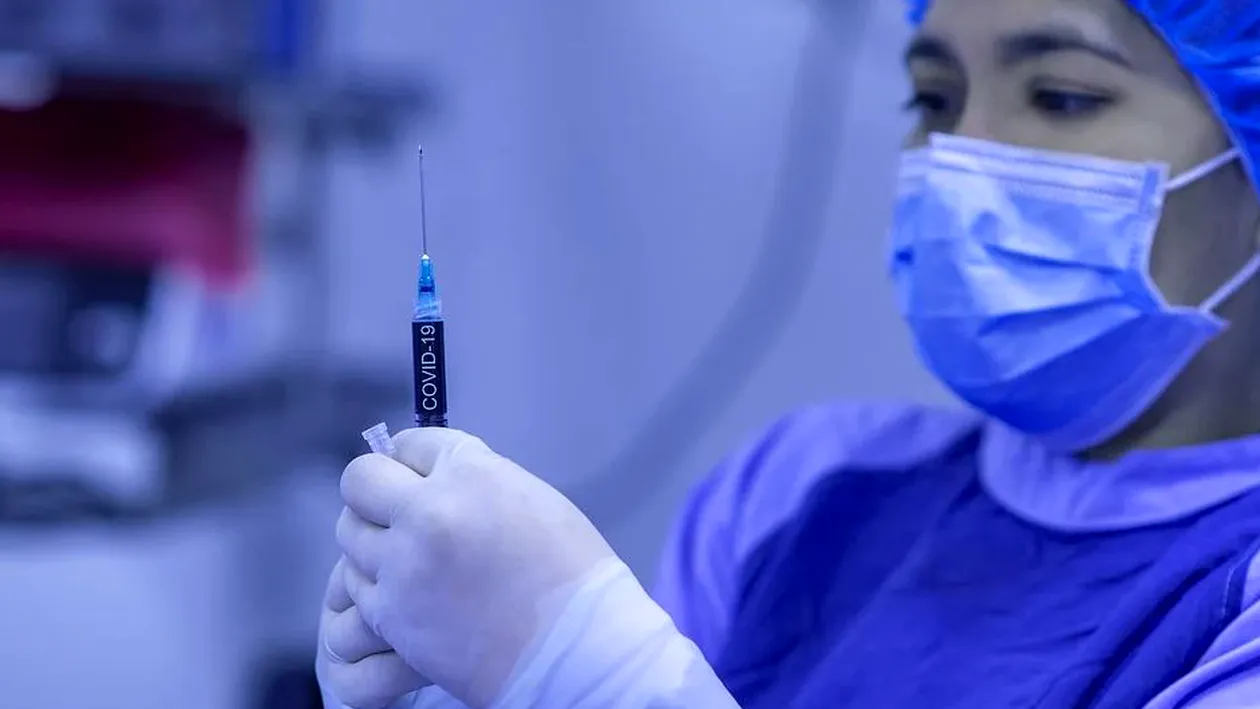 O asistentă din Cluj a avut o reacție alergică ușoară după vaccinarea împotriva virusului SARS-CoV-2: “Tip urticarian la nivelul extremității cefalice”