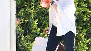 Selma Blair s-a intors desculta de la shopping