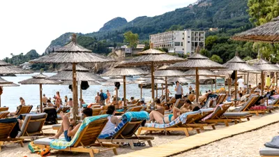 Secretul pe care mulți turiști îl află abia în Grecia: cum poți sta pe șezlong fără să plătești pentru el
