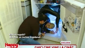 Zlata, femeia-elastic, s-a băgat în frigiderul lui Adi Minune! Vezi aici ce faţă a făcut soţia manelistului când a văzut-o!