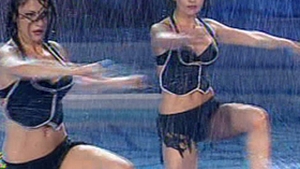 VIDEO Ude si sexy! Cheeky Girls au sucit mintile barbatilor! Vezi un dans provocator!