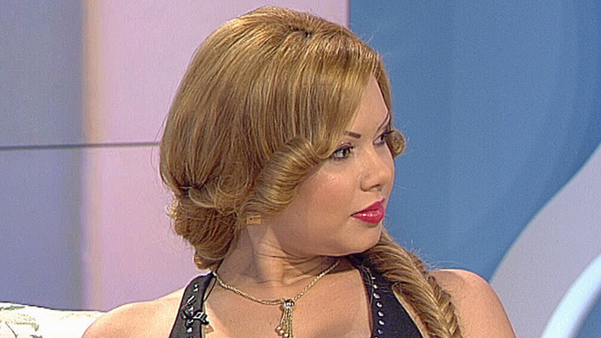 Guta o sa innebuneasca! Beyonce de Romania si-a facut azi o interventie pentru a semana cu Narcisa! Vezi cum arata acum