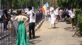 Protest cu sicriu, coliva si lumanari al sindicalistilor RomaniaFilm, in fata Ministerului Culturii. La Guvern manifestanti s-au legat cu lanturi de gard