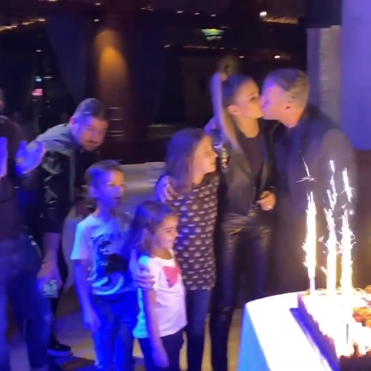 Anamaria Prodan s-a dat în spectacol pe manele într-un restaurant de lux din Dubai. A fost filmată în timp ce se săruta pasional cu soțul ei, Laurențiu Reghecampf