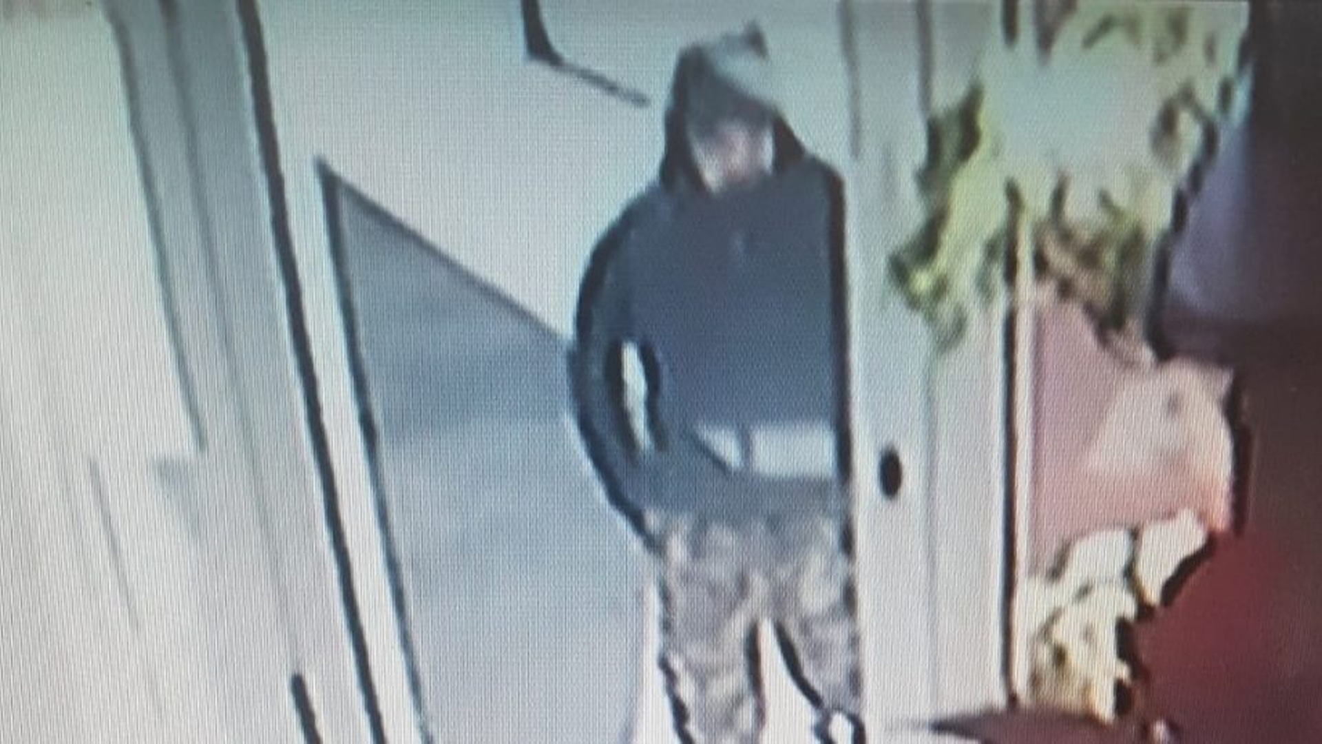 Primele imagini cu hoțul de la amanetul din Ploiești. A fugit cu un kilogram de bijuterii