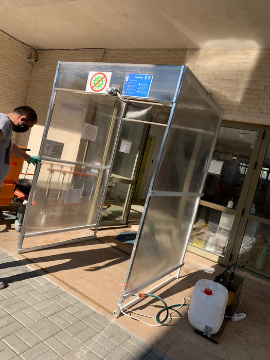Poarta de dezinfectare realizată de student a fost deja instalată la una dintre intrările spitalului
