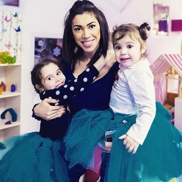 Pepe şi soţia lui, Raluca Pastramă, formează împreună cu cele două fetiţe ale lor o familie foarte frumoasă.