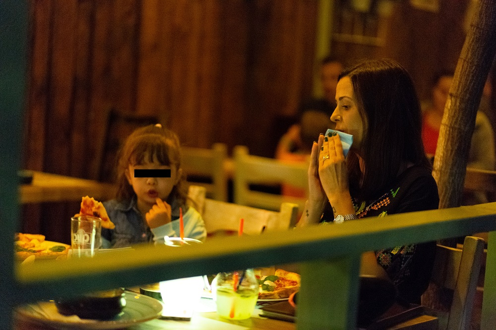 Livia Graur, alături de soț și fetiță, la restaurant. La momentul respectiv cei doi încă mai formau un cuplu