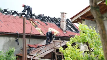 Nenorocire in Cluj! Un fulger a transformat acoperisul unei case intr-o adevarata torta