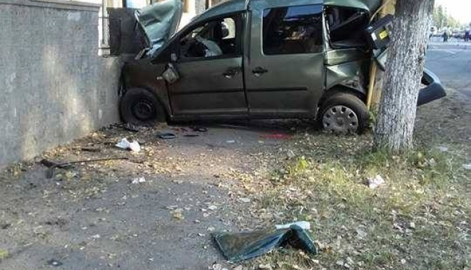 Maşina s-a oprit în nişte copaci şi o clădire