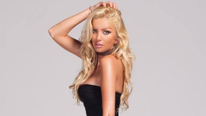 Are o sora mult mai celebra, dar ea arata incredibil! Blonda care innebuneste barbatii cu orice aparitie