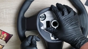VIDEO. Supriză: ce se află în interiorul unui volan de Tesla. Ultimul experiment din mediul on-line
