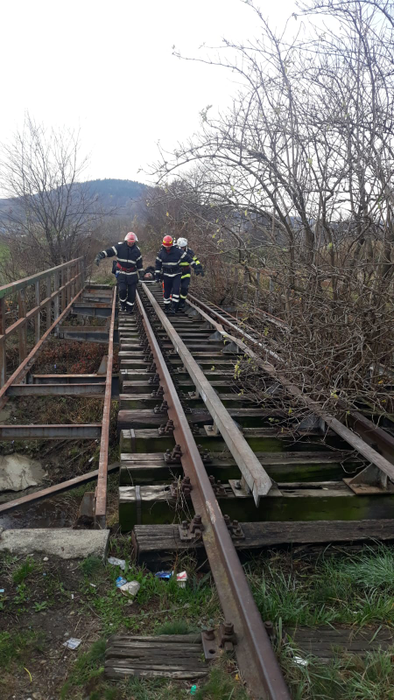 Tentativă de sinucidere sau accident?! Un bărbat din Argeș a ajuns în stare gravă, după ce a căzut de pe un pod dezafectat