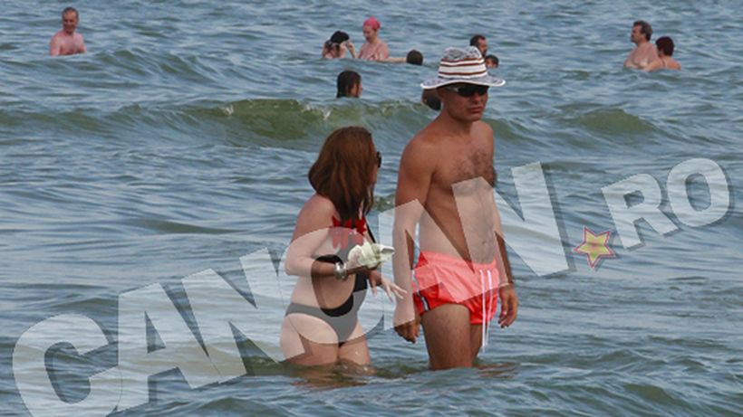 CANCAN.ro a obţinut super-imagini cu una dintre cele mai combinatoare şi misterioase femei din ROMÂNIA. Se relaxează la mare după ce i-a făcut pilaf pe mega-miliardarii OFER!