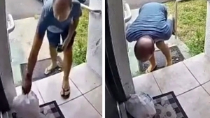 Cum s-a răzbunat livratorul din imagine, pentru că a primit un bacșiș "prea mic" pentru mâncarea comandată. Camerele de supraveghere au surprins momentul