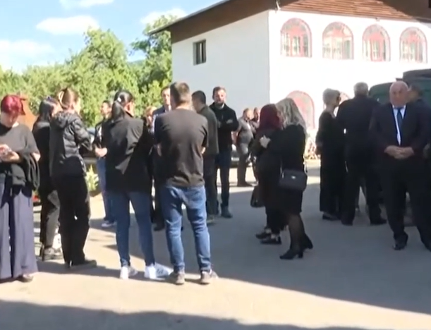 Atmosferă apăsătoare la biserica unde au fost depuse sicriele cu trupurile neînsuflețite ale celor doi tineri: Ștefan și Ștefania/ sursă foto: captură video