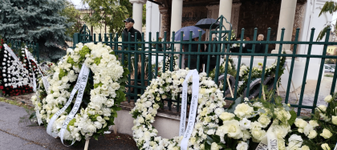 Viorel Păunescu, condus pe ultimul drum! Gigi Becali, George Copos și nume mari din fotbal au adus coroane la biserică. Sute de suporteri și-au luat rămas-bun
