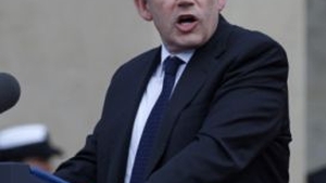 Premierul britanic isi hartuieste asistentii!