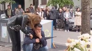 Dragan Kobiljski, antrenorul sârb al echipei SCM Zalău, sfâșiat de durere! A îngenuncheat în fața școlii unde și-a pierdut fiica în masacrul de la Belgrad